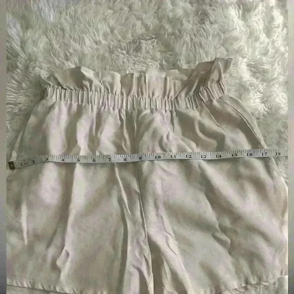 H&M cream shorts - Picture 10 of 10